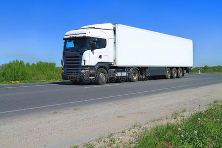 带半挂车的白色大牵引拖车卡车照片