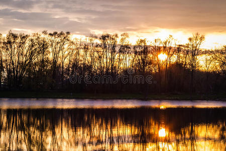 湖边的夕阳