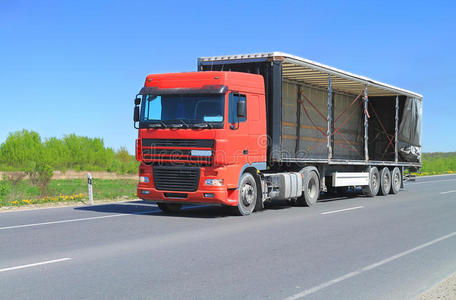 牵引拖车有敞篷拖车篷的牵引拖车卡车照片