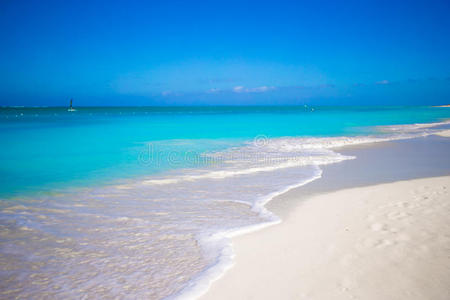 理想岛上完美的白色海滩，碧绿的海水