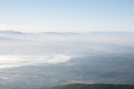 巴塞罗那蒙特森山区的雾
