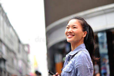 亚洲女人在购物街用手机