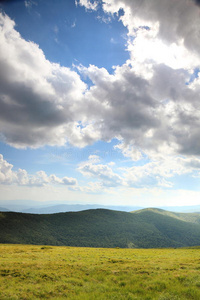 自然。夏季田野山地景观