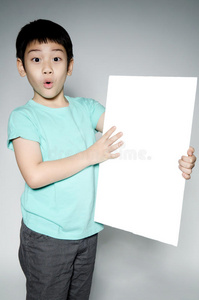 亚洲儿童的肖像与空白板添加您的文字。
