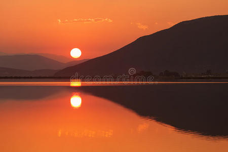 湖面上的夕阳很美