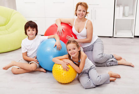 快乐的女人和孩子们在家里锻炼