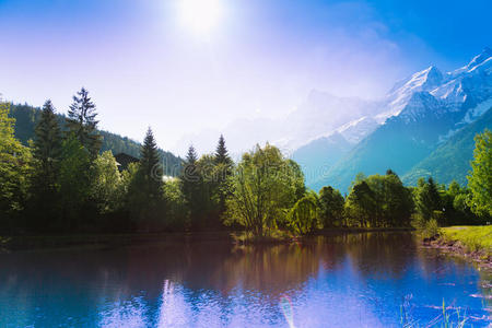 法国夏蒙尼湖风景如画