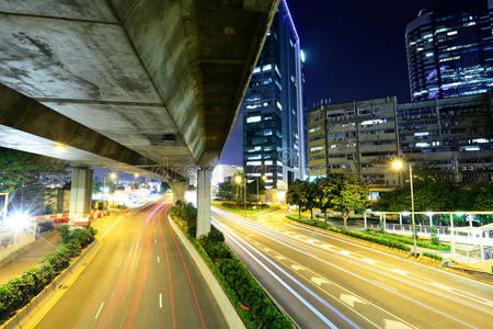 汽车灯光小道与城市景观