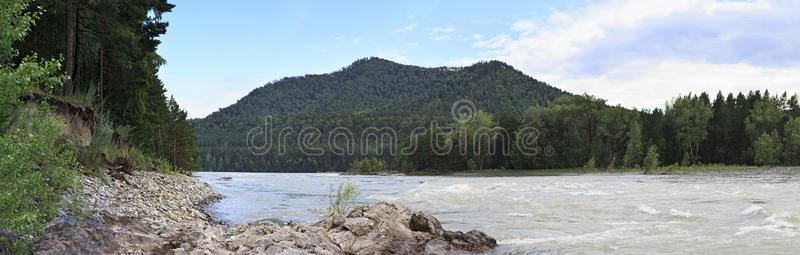 卡顿山河夏季全景图。