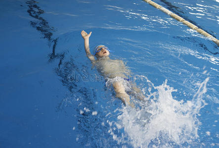 游泳池里的儿童游泳运动员