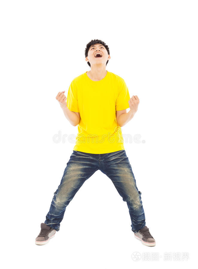 年轻人摆出夸张的表情和姿势