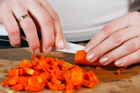切蔬菜的女人