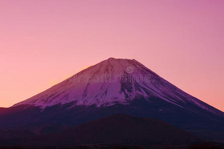 朱红的天空和日本富士山的顶峰