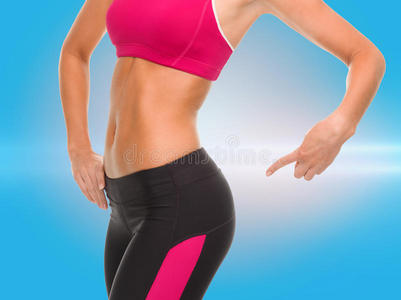 运动型女人指着臀部的特写镜头