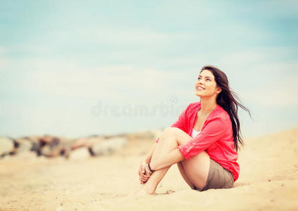 坐在海滩上的女孩