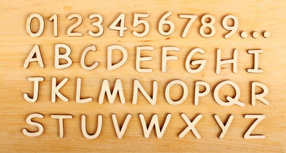 木制字母表。包括数字