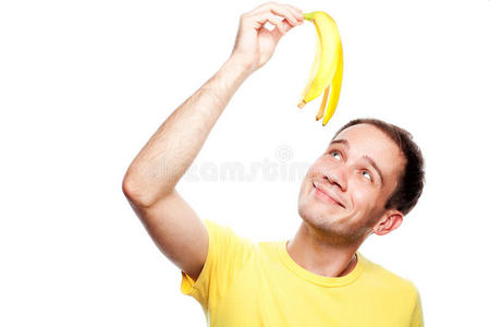 笑容可掬的帅哥捧着香蕉皮