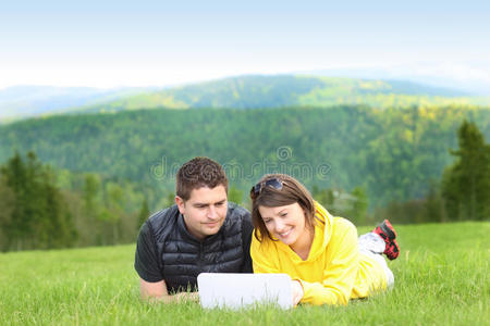 山里的年轻夫妇和笔记本电脑