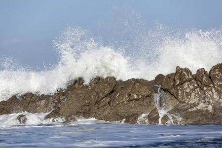 波浪拍打岩石
