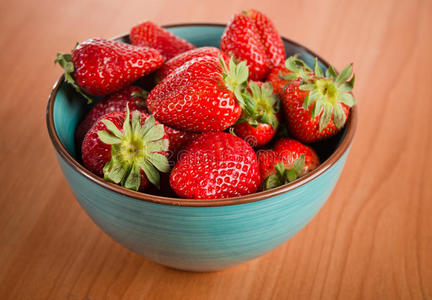 碗里放草莓