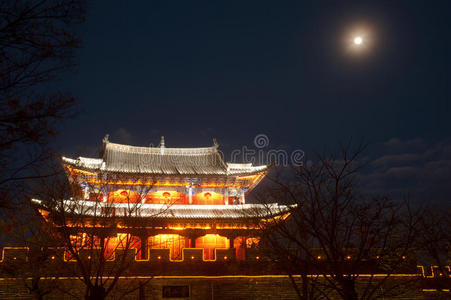 大理古城城门城墙夜景。