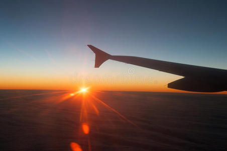 从飞机上俯瞰美丽的橙色日落