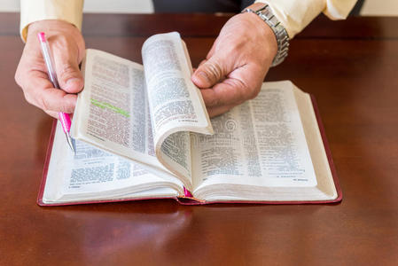 神或牧师的圣经学习照片