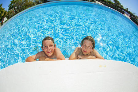 两个男孩在游泳池里