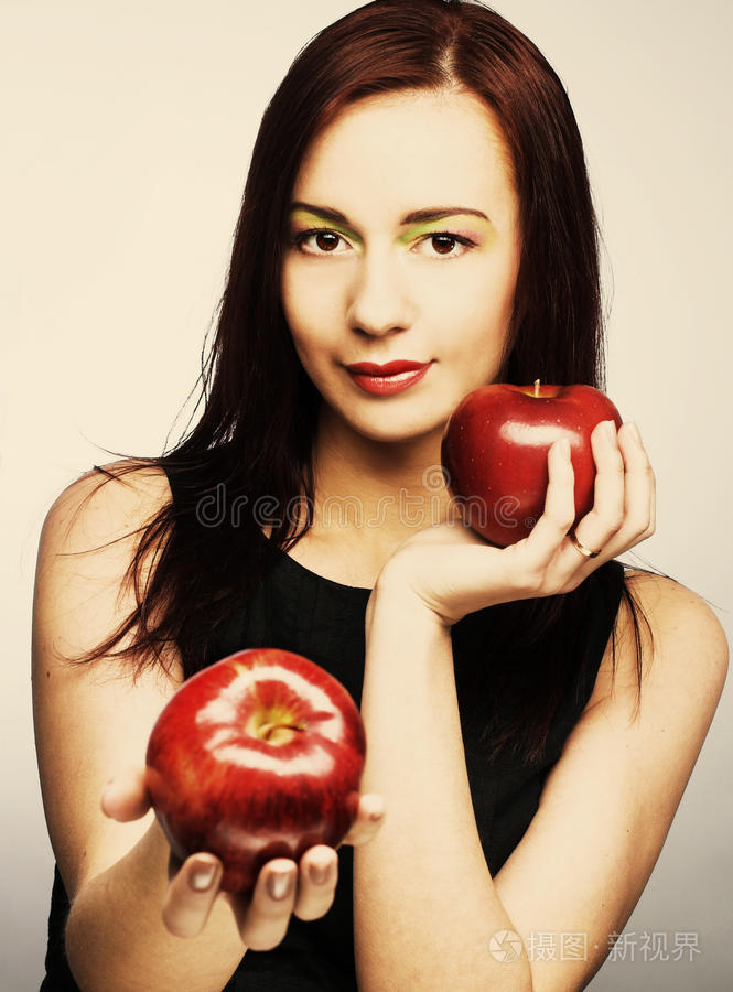 拿苹果的女人