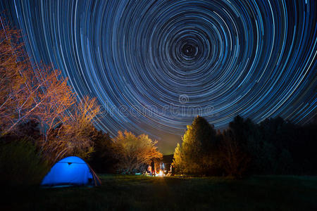 夜空下的帐篷里有星星的踪迹