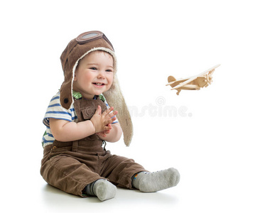 男婴玩木飞机
