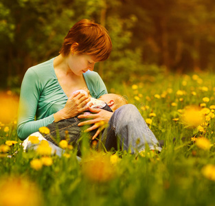 小女婴母乳喂养照片