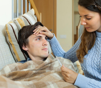 照顾高温病人的女人