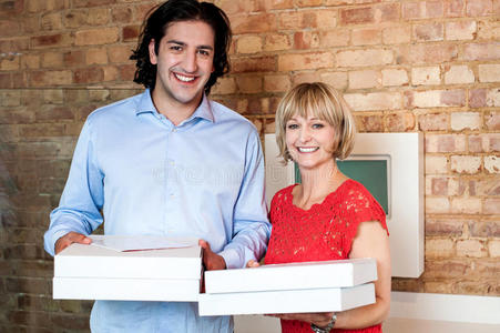 幸福的年轻夫妇拿着披萨盒