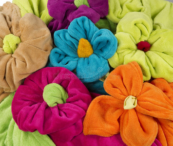 一堆彩色毛巾，形状像一朵花
