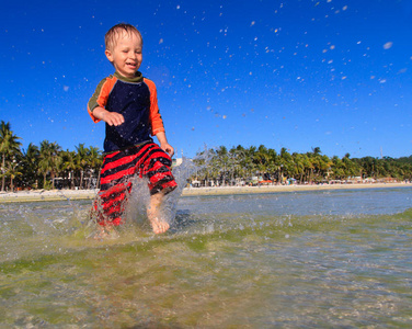 小男孩在海滩上玩水