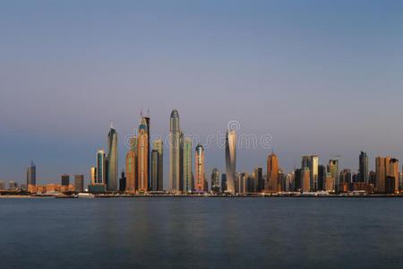 从阿联酋迪拜朱美拉棕榈树上看，黄昏时的迪拜码头
