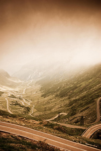 美丽的风景。在戏剧性的灯光下使用transfagarasan