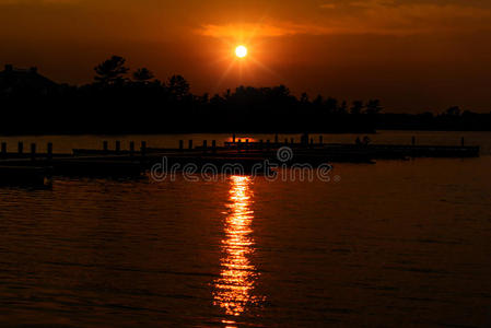 夕阳西下，湖面上有码头