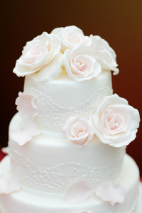 美味的白色婚礼蛋糕