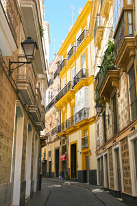 西班牙加的斯传统建筑的典型街道。