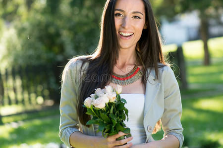 可爱的年轻女人和鲜花