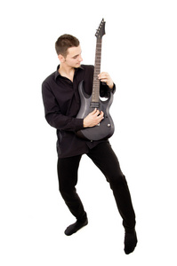 一个穿黑衣服的年轻小伙吉他