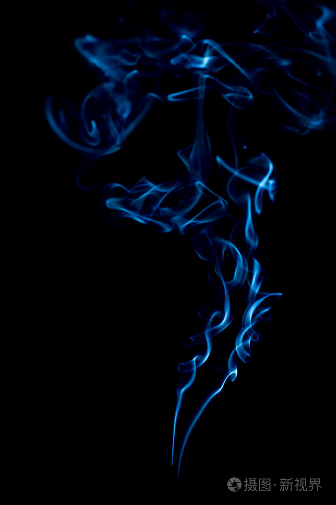 黑色背景上的蓝色烟圈