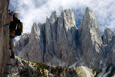 登山人在通过 ferrata 或在意大利或奥地利 dolomiten klettersteig