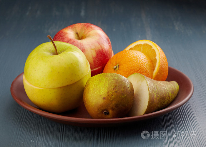 黑漆木桌上的各种短切的水果板