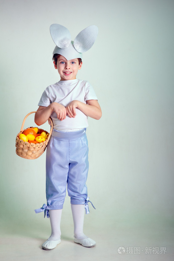 戴着兔子耳朵的可爱男孩