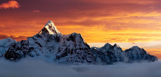 晚上去珠穆朗玛峰营地的路上的 ama dablam 视图