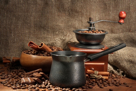 咖啡研磨机 特克和杯咖啡麻布背景上