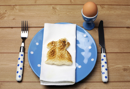 早餐晚餐表设置与复活节兔子兔吐司